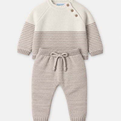 Conjunto de roupa de bebé em malha creme e bege com botões no ombro e calças com cordão.