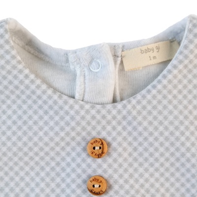 Blusa de bebé com padrão xadrez cinzento e detalhes de botões de madeira