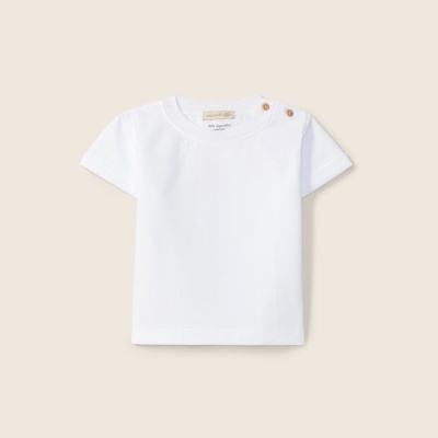 T-shirt branca para bebé com botões no ombro sobre fundo bege