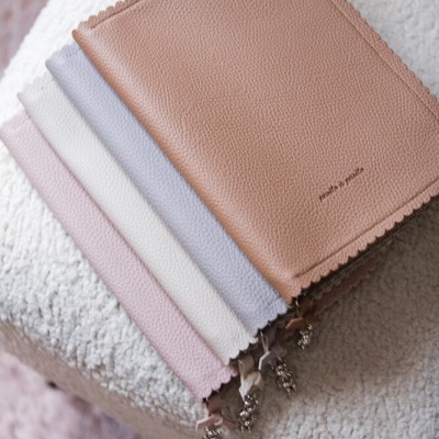 Capas de caderneta de pele em tons pastel com fechos de correr e texto 'made in portuguese'