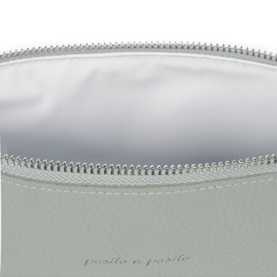 Necessaire cinza claro com fecho metálico prateado e interior branco
