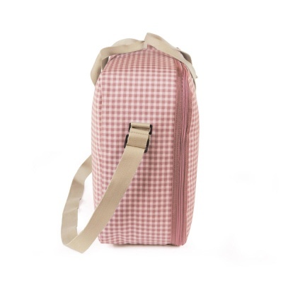 Mala de tecido com padrão de xadrez rosa e branco vista lateral
