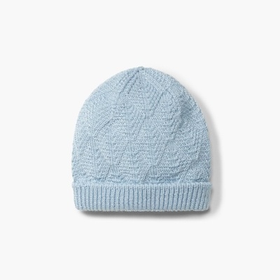 Gorro de malha azul clara com textura e aba dobrada