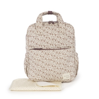 Mochila bege com padrão floral castanho e manta bege com pontos castanhos.
