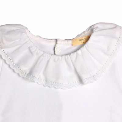 Top de bebé branco com gola rodada em renda e botão de fecho nas costas.