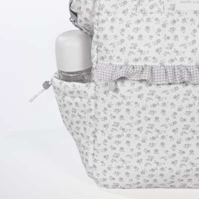 Mochila com padrão de flores cinzentas e detalhe de folho, com garrafa na lateral