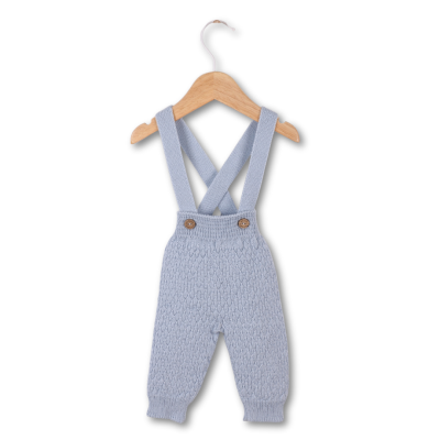 Calças de malha azul claro para bebé com tirantes cruzados em cabide