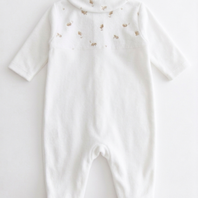 Pijama de bebé branco com bordados bege na gola