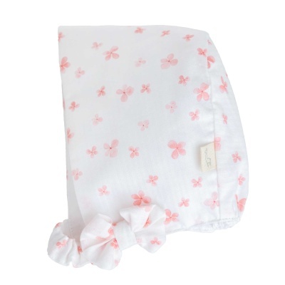 Toalha branca com flores cor-de-rosa e laço decorativo