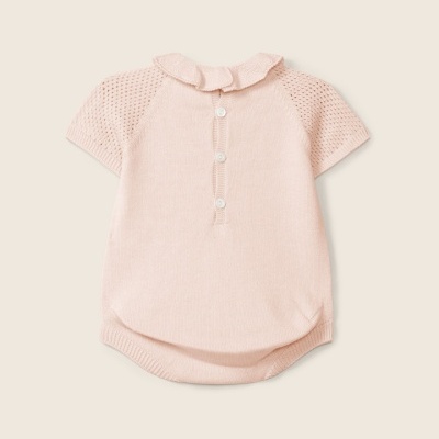 Body de bebé cor de rosa claro com mangas rendadas e gola com folhos