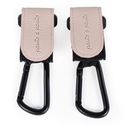 Dois mosquetões pretos com tiras cor de rosa clara com texto manuscrito