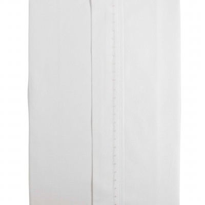 Camisa social branca dobrada com botões na parte da frente