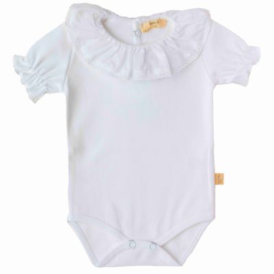 Body branco para bebé com gola rodada e botões de pressão na zona inferior