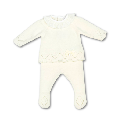 Conjunto de bebé creme em malha com gola folhada e detalhes em laços e losangos.