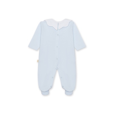 Pijama de bebé azul claro com gola branca e botões
