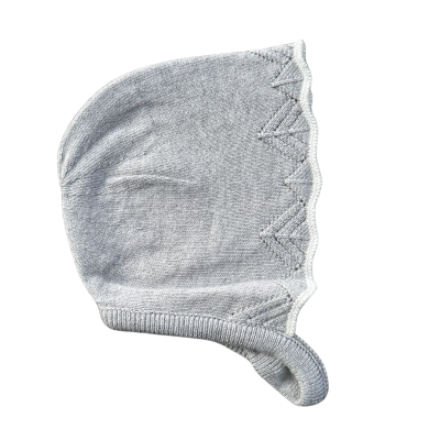 Gorro de bebé cinzento em malha com padrão de pontos e borda ziguezague