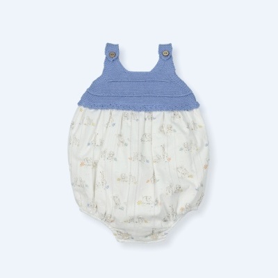 Macacão de bebé azul e branco com padrão floral