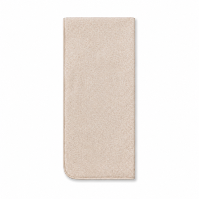 Tapete rectangular bege com textura subtil e bordas arredondadas