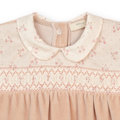 Gola e parte superior de vestido de bebé menina com padrão floral