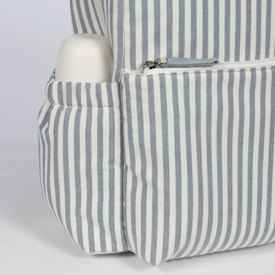 Mochila riscada cinza e branco com bolso lateral e bolso frontal com fecho