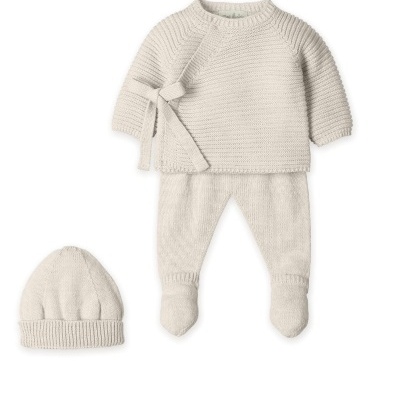 Conjunto de bebé bege claro em malha com casaco, calças com pés e gorro