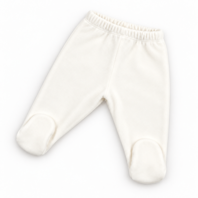 Calças de bebé brancas com pés fechados sobre fundo branco