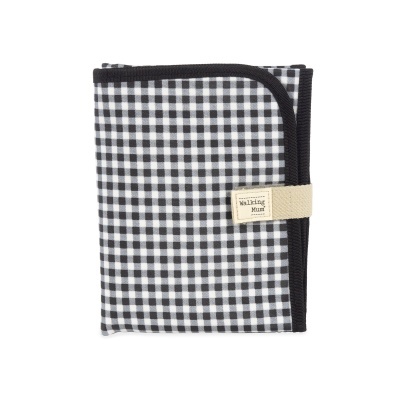 Estojo xadrez preto e branco com etiqueta Walking Mum