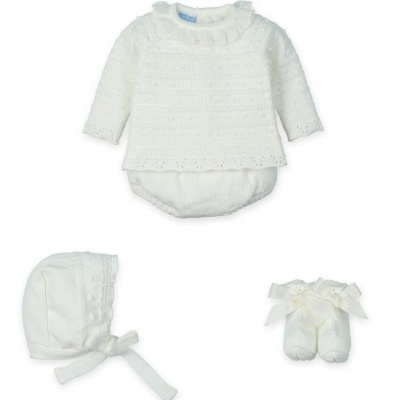 Conjunto de roupa de bebé branca em malha com camisola, touca e botins