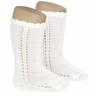 Meias brancas de malha com padrão de pontos e borda ondulada