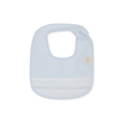 Babete de bebé azul clara com detalhe branco e fecho de encaixe.