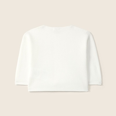 Casaco branco de malha com mangas compridas visto de trás