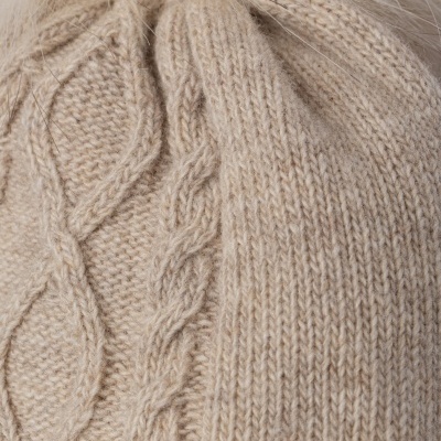 Gorro bege em malha com padrões de tranças e pompom de pelo