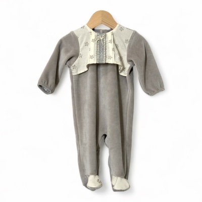 Macacão de bebé cinzento e bege com padrão floral e laço decorativo