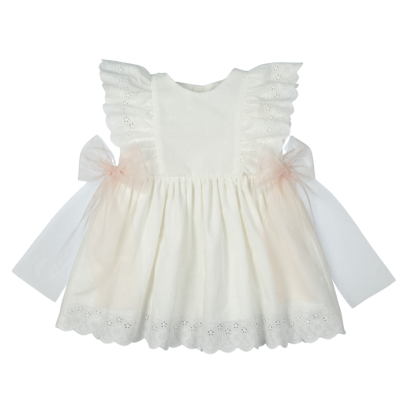Vestido branco de bebé com mangas compridas e detalhes em bordado inglês e laços rosa claro