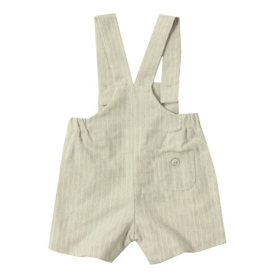 Macacão curto bege claro com riscas brancas e bolso frontal