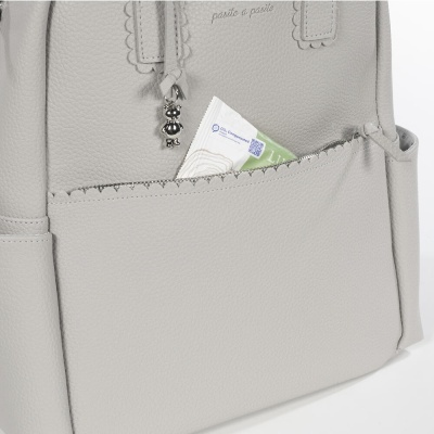 Mochila cinzenta clara em pele sintética com bolso frontal e pendente metálico de ursinho