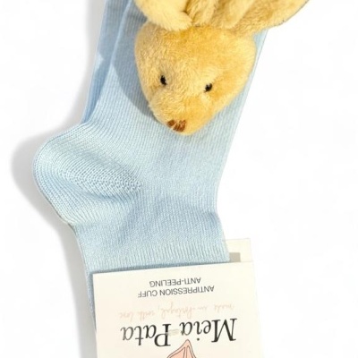 Meia de bebé azul clara com brinquedo de pelúcia de coelho