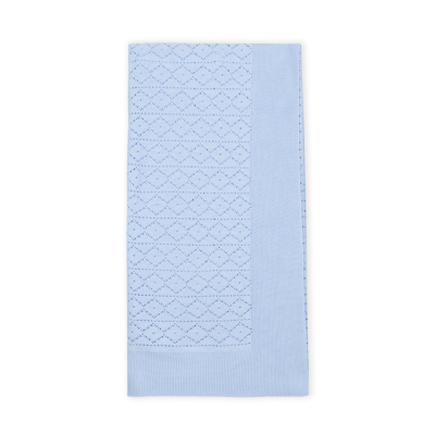 Manta azul clara com padrão de losangos em relevo