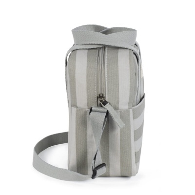 Bolsa de tecido cinza e branco com fecho de correr e alça ajustável
