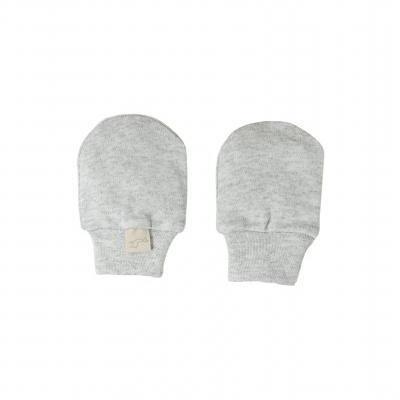 Par de luvas de bebé cinzentas em tecido macio sobre fundo branco