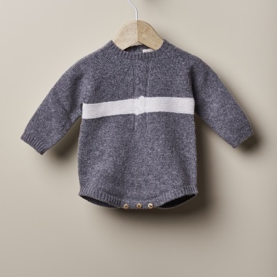 Camisola de malha cinzenta com risca branca para bebé pendurada num cabide de madeira