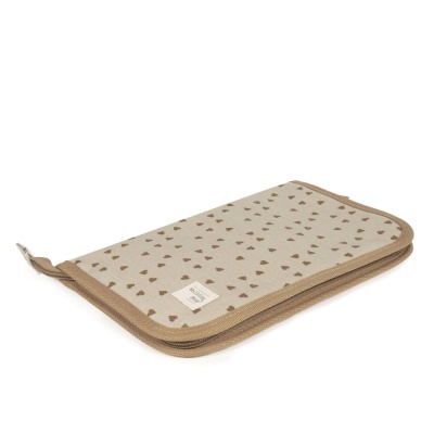 Estojo retangular bege com padrão de triângulos castanhos e fecho de correr