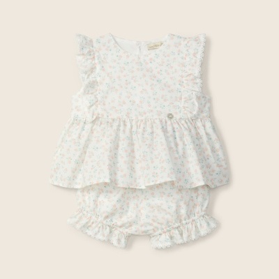 Conjunto de bebé branco com padrão floral e folhos