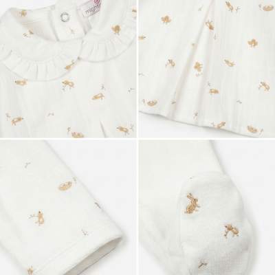 Roupa de bebê branca com padrão de coelhinhos castanhos