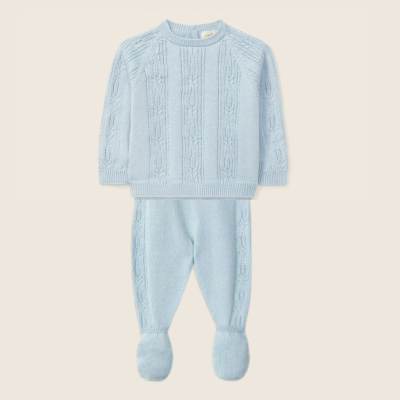 Conjunto de bebé em malha azul clara com camisola trançada e calças com pé.