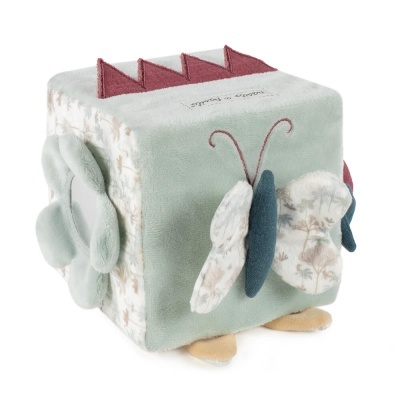 Brinquedo de peluche em forma de cubo com asas e padrões florais