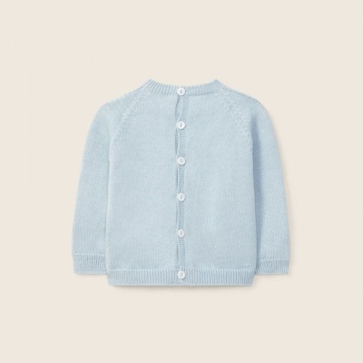 Camisola azul clara com botões ao meio nas costas