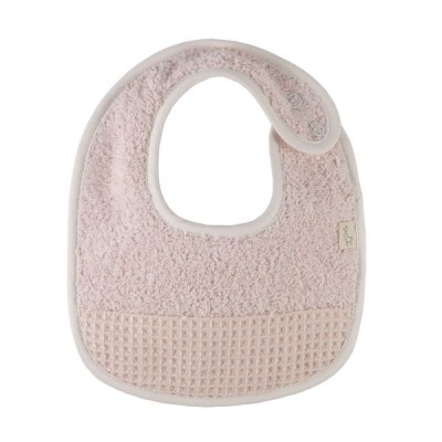 Babete cor-de-rosa feita de material felpudo com detalhe quadriculado na parte inferior e etiqueta com símbolo de cavalo.