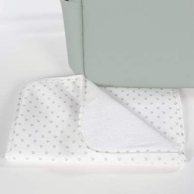 Muda-fraldas branco com fundo e pequenos símbolos cinzentos