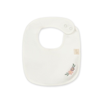 Babete branco com bordado de flores e botão automático.